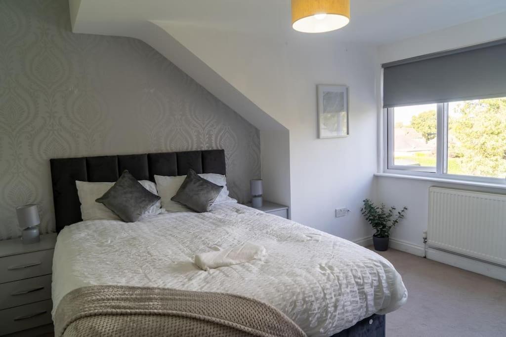 סוליהול Spacious 15 Guest Home With 9 Beds In Shirley מראה חיצוני תמונה