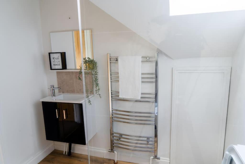 סוליהול Spacious 15 Guest Home With 9 Beds In Shirley מראה חיצוני תמונה