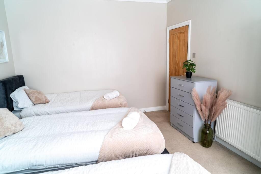 סוליהול Spacious 15 Guest Home With 9 Beds In Shirley מראה חיצוני תמונה