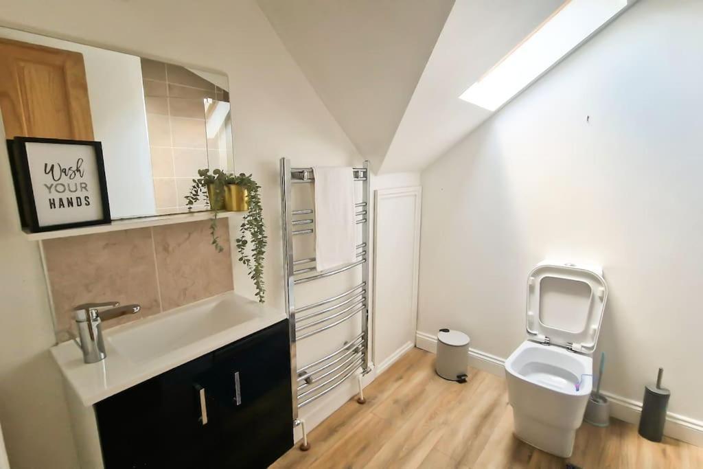 סוליהול Spacious 15 Guest Home With 9 Beds In Shirley מראה חיצוני תמונה