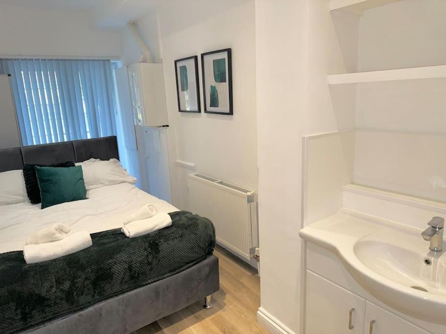 סוליהול Spacious 15 Guest Home With 9 Beds In Shirley מראה חיצוני תמונה
