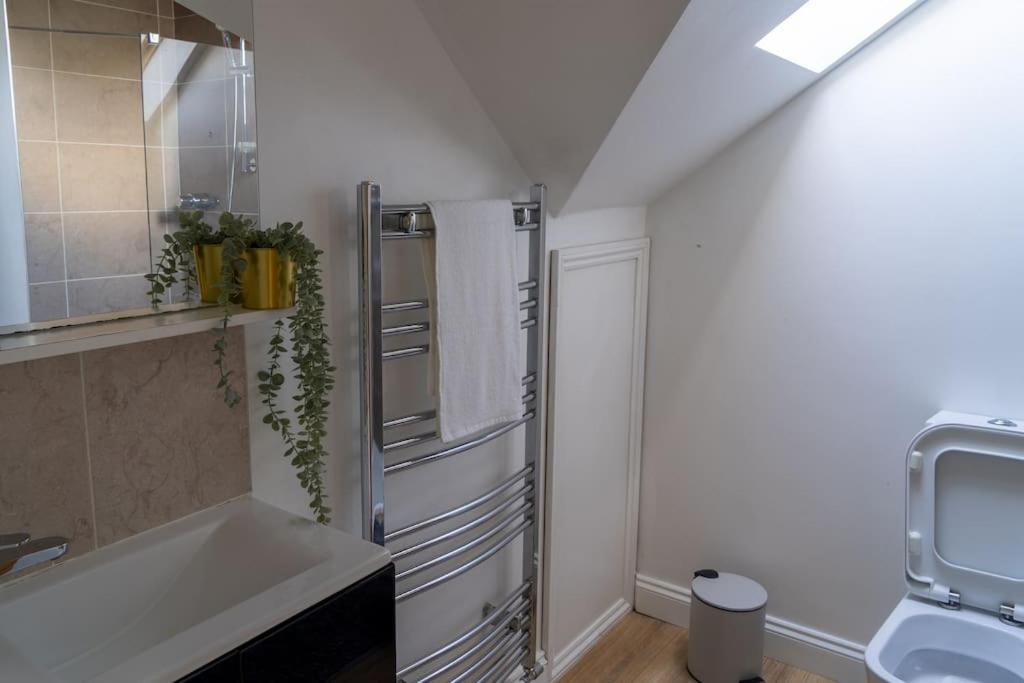 סוליהול Spacious 15 Guest Home With 9 Beds In Shirley מראה חיצוני תמונה