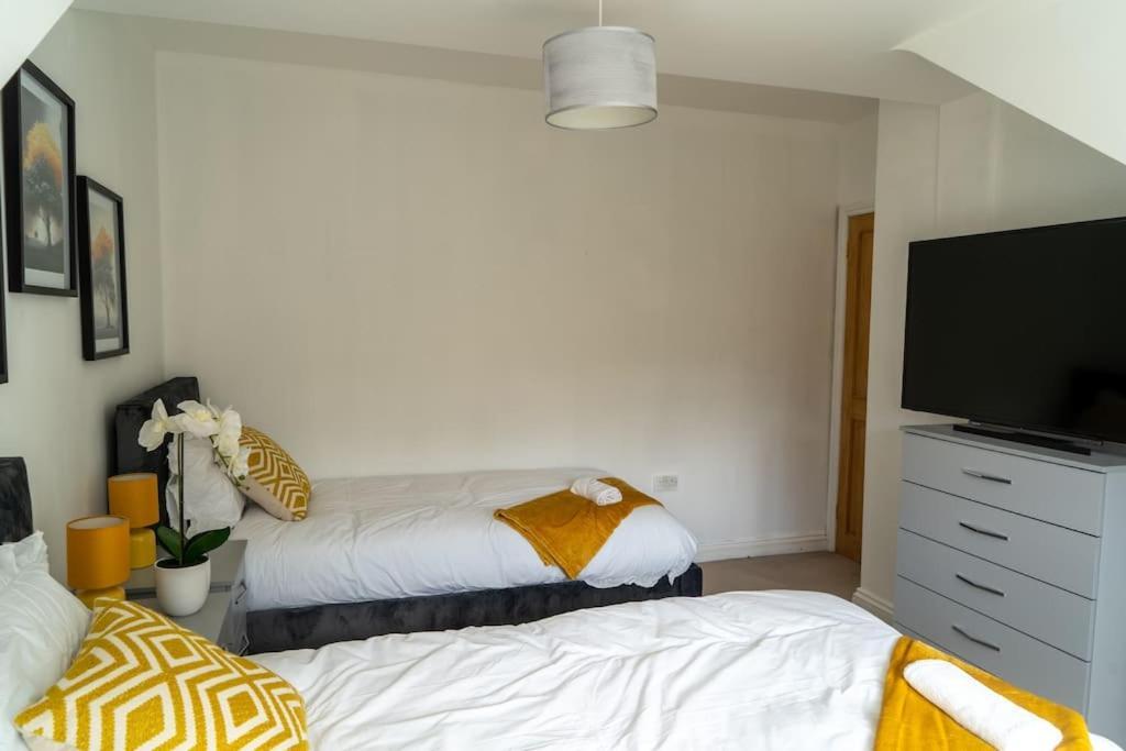 סוליהול Spacious 15 Guest Home With 9 Beds In Shirley מראה חיצוני תמונה